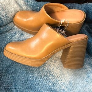 NWT sz 10 clogs
